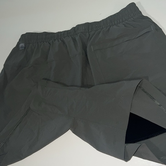 Lululemon Men’s Shorts, Size M - Picture 7 of 8